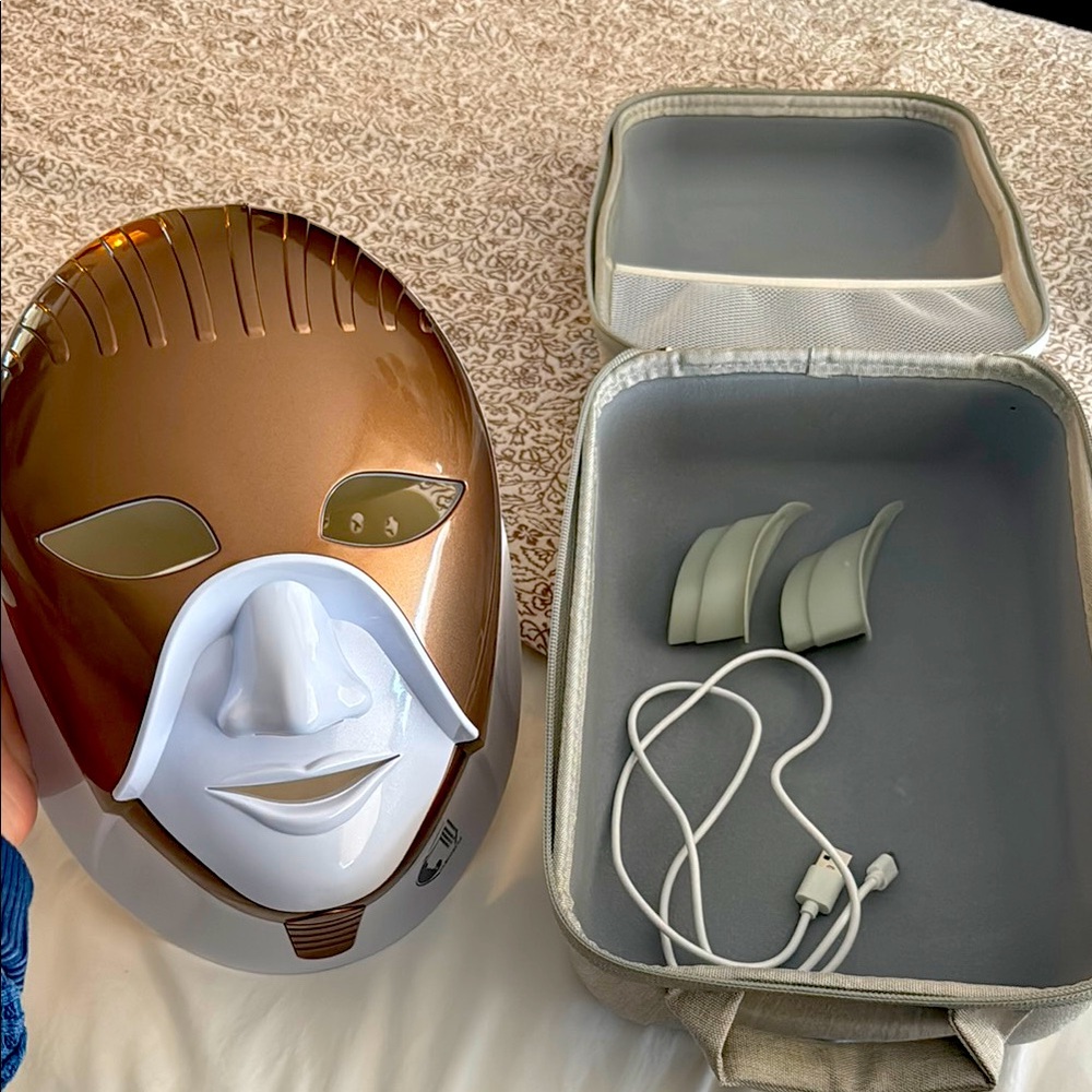 Cleopatra Gold LED Face Mask with Accessories
